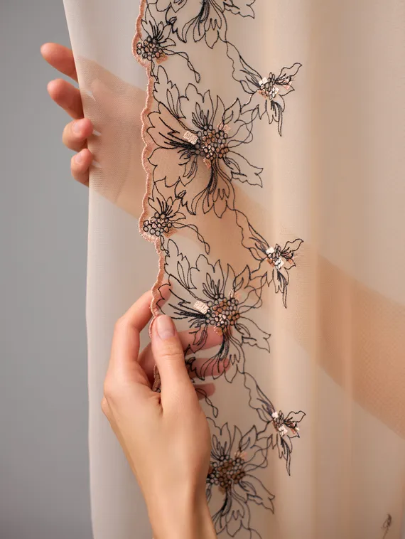 05-163 ОПТ Вышивка на неэл. сетке 22 см, бежевый, черный, миндаль (левая)