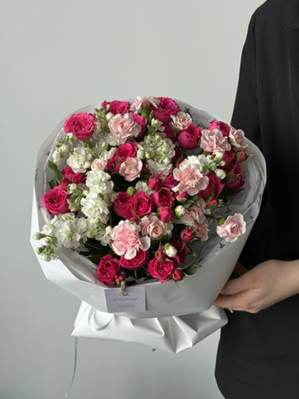 Букет из кустовых динтусов, кустовых роз и маттиолы