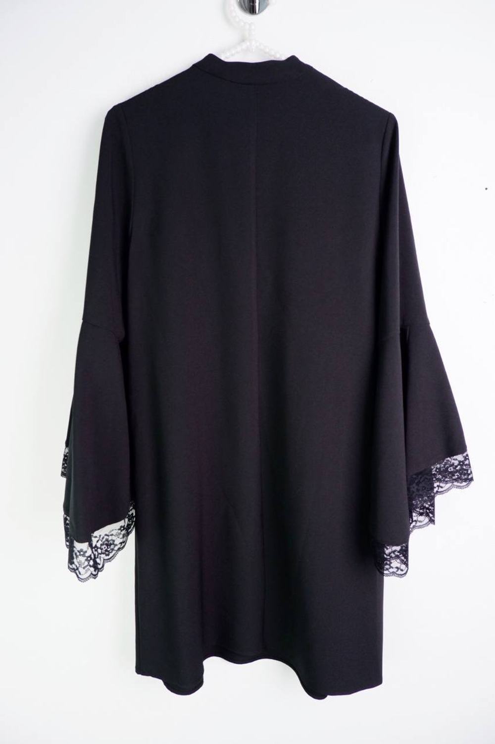 Платье Zara прямого кроя с оригинальным рукавом, маркировка XS, визуально 42 размер