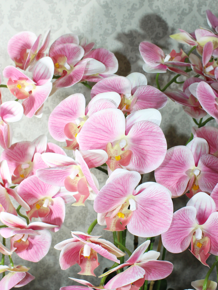 Искусственные Орхидеи 7 веток бело-розовые 80 см в широком кашпо