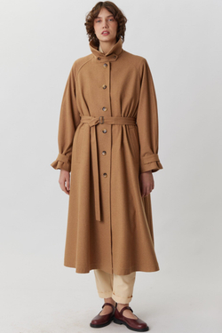 ОБъемное пальто бежевого цвета