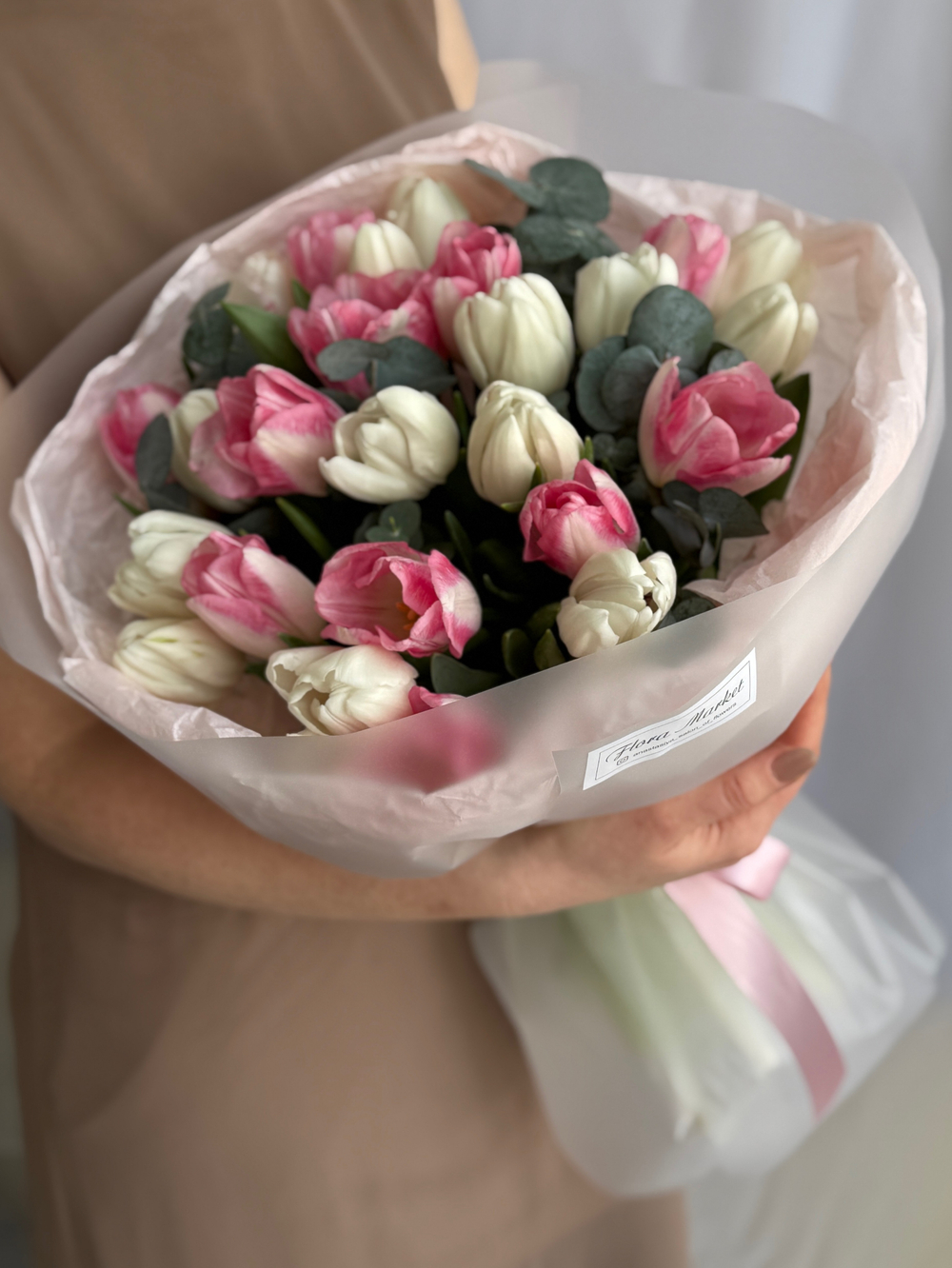 Весеннее сочетание белых, розовых тюльпанов и эвкалипта в объемном оформлении от Флора Маркет