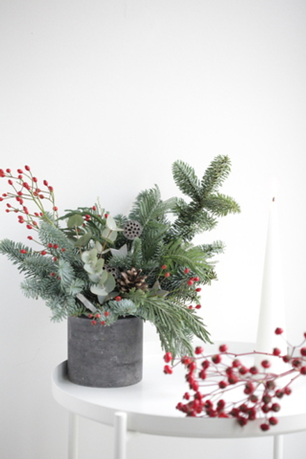 Новогодняя композиция в бетонном кашпо № 1