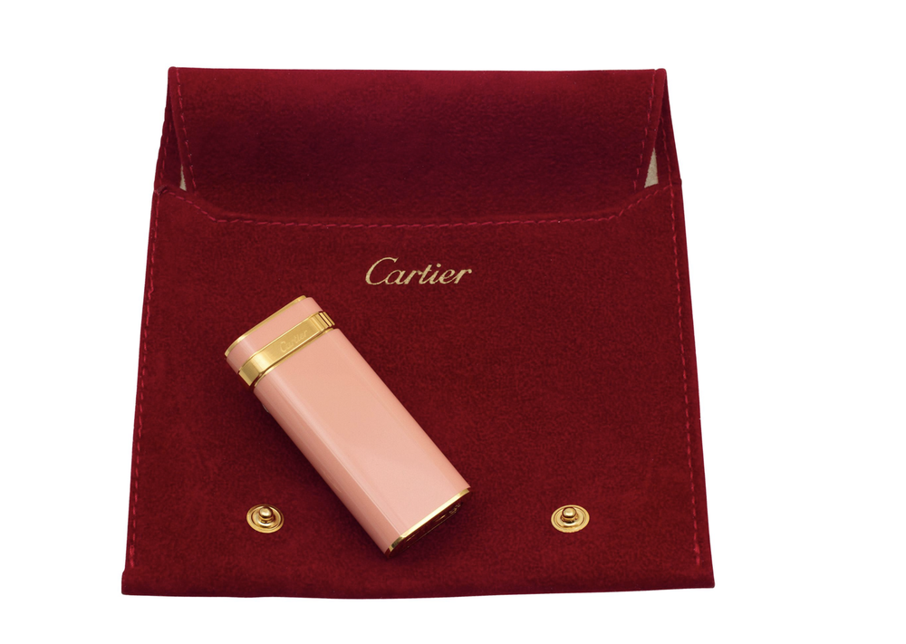 Зажигалка Le Must de Cartier в кораллово-розовом исполнении с золотом 750 пробы