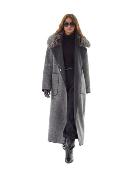 Серое пальто на поясе с меховым воротником