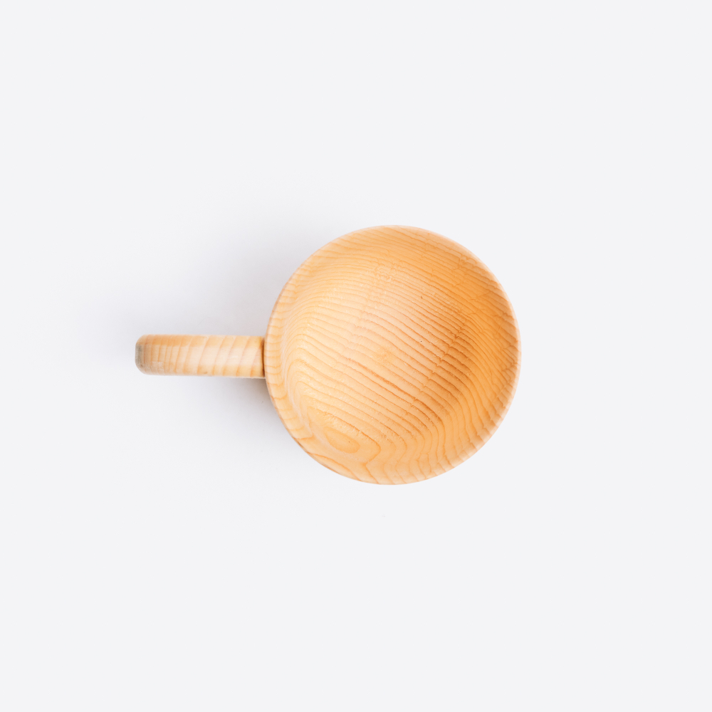 Деревянная кружка  с ручкой из цельного куска древесины кедра для чая, пива и других напитков 300 мл. C60