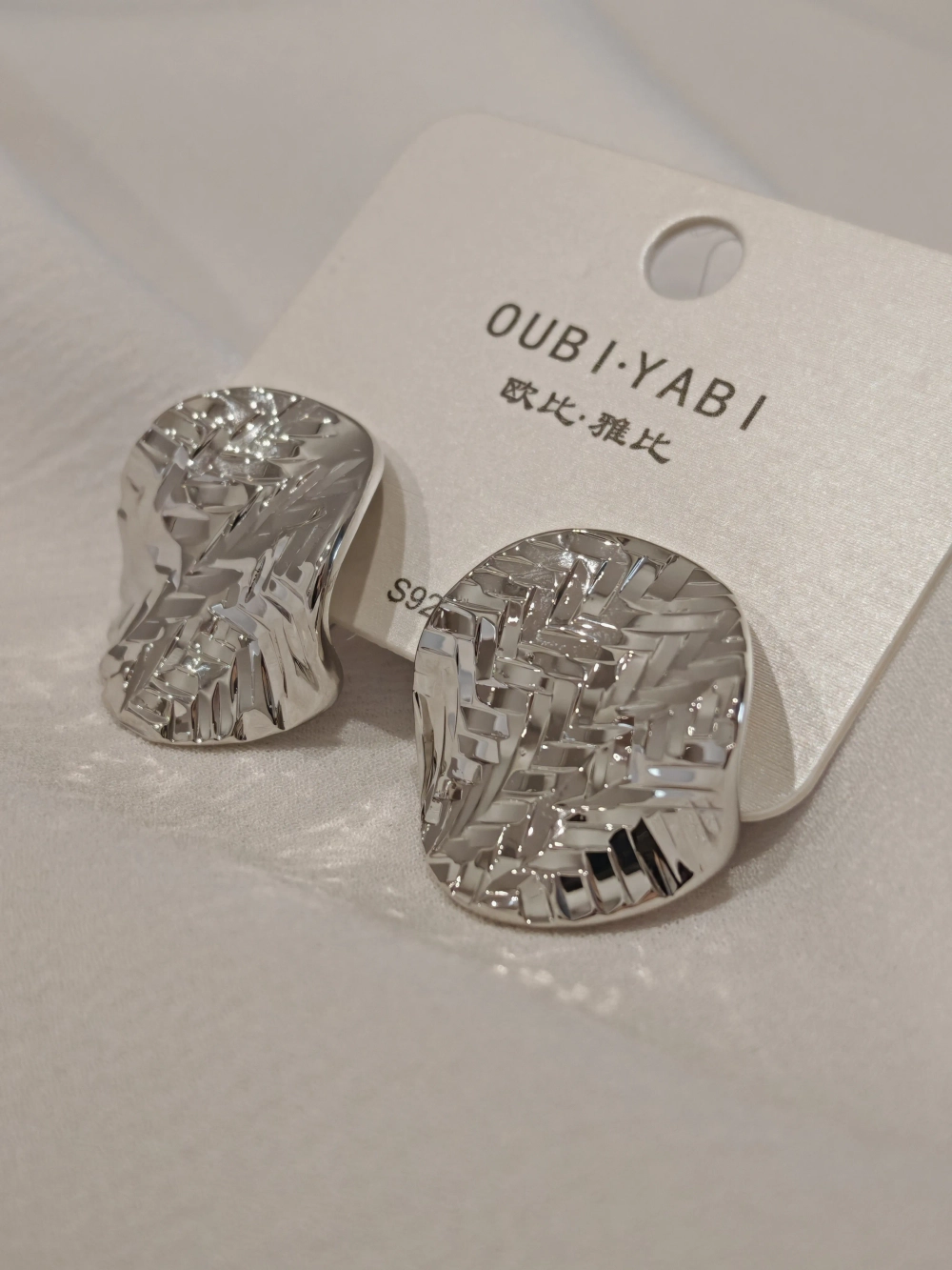 Серьги Oubi Yabi «Рельефный овал» Silver