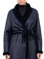 Женское тёмно-синее пальто из овчины с меховой отделкой