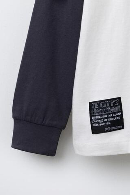 ZARA ФУТБОЛКА С ДВОЙНЫМИ РУКАВАМИ И КОНТРАСТНОЙ НАДПИСЬЮ, ЭКРЮ/СИНИЙ