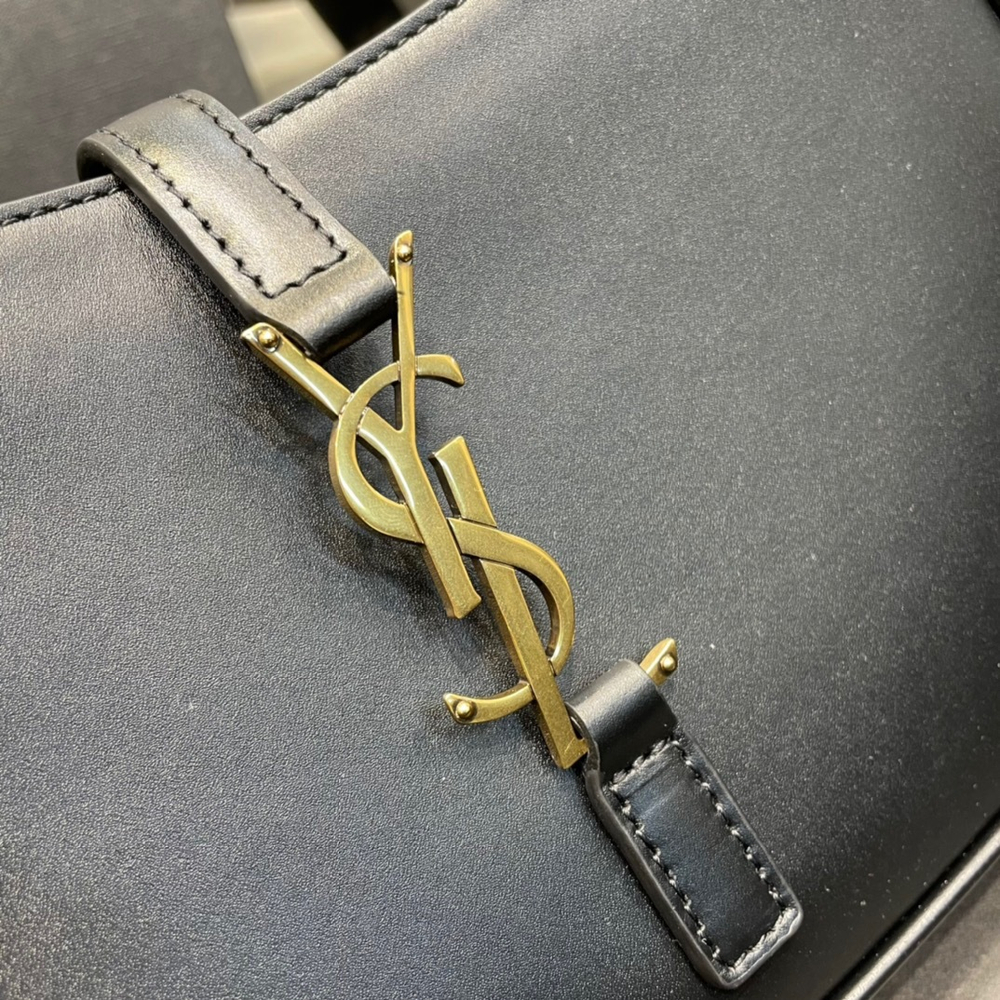 Saint Laurent Le 5 à 7 Hobo Bag