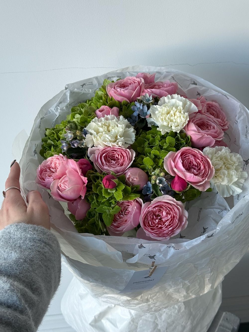 Букет из кустовых пионовидных роз, гортензии, диантусов и оксипеталума