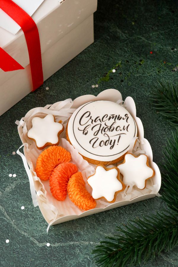 Три мини пряника снежинки, круглый пряник 5см, три шоколадные дольки мандарина