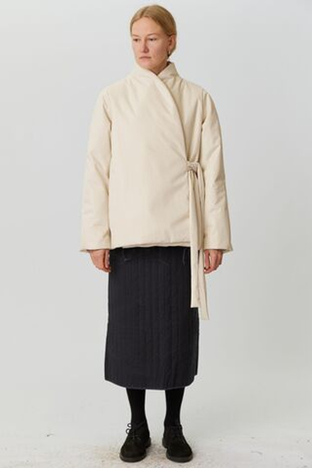 Зимняя куртка на запах из молочной бархатистой мембраны