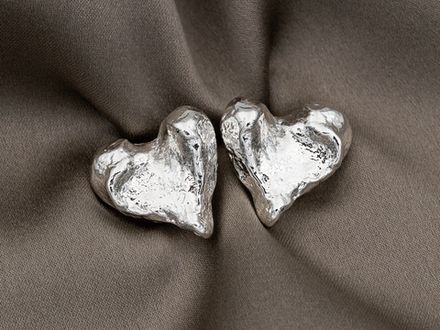Серьги-гвоздики "Сердце. Мятый металл" 18мм (светлое серебро)