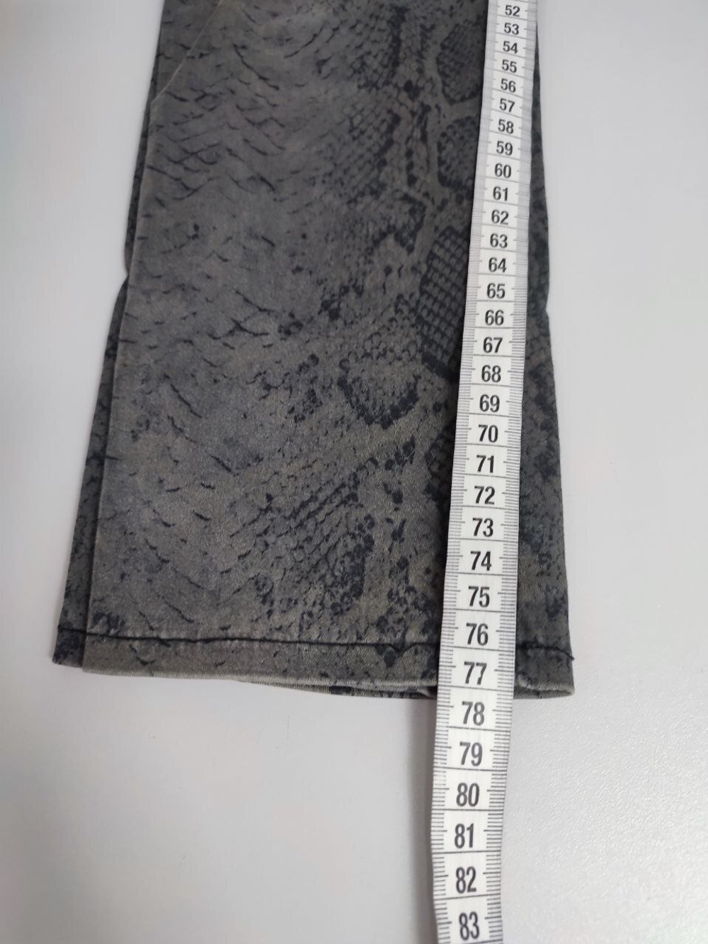 Брюки Reserved "под рептилию" 42 размер