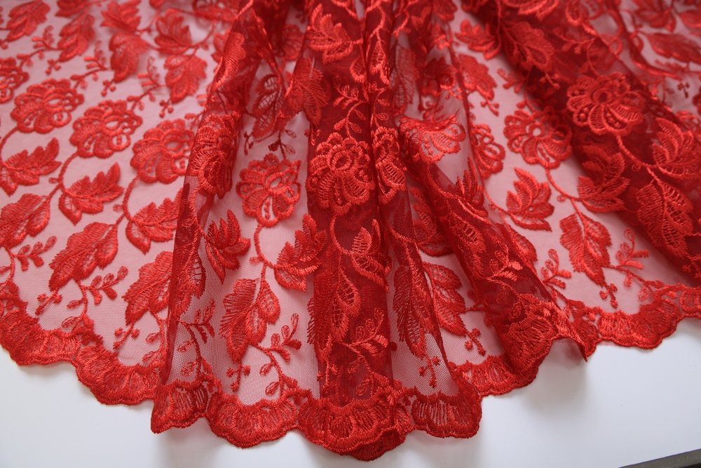 Вышивка на сетке красная