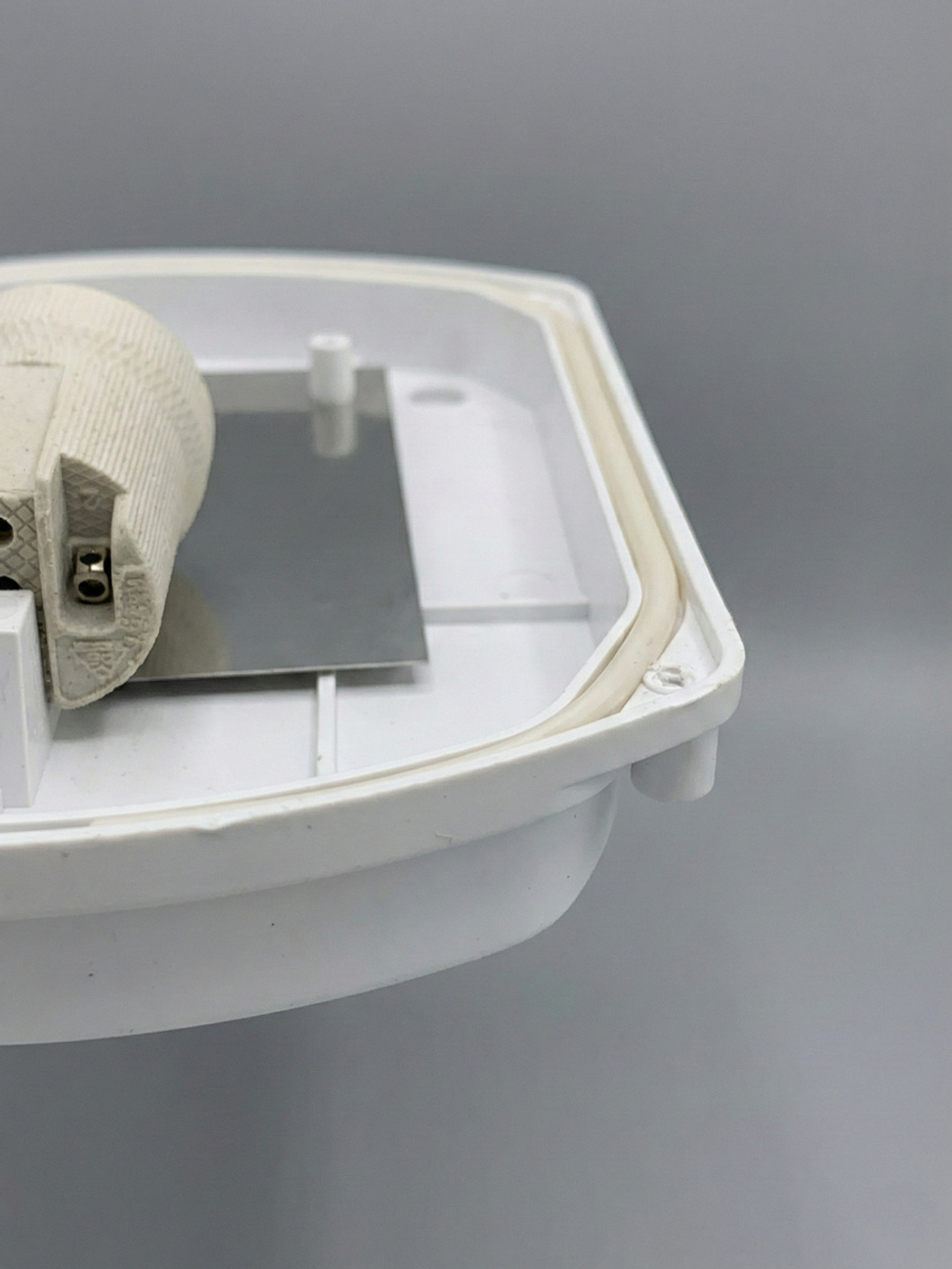 Потолочный влагозащищённый светильник для большой лампы Е27 с ударопрочным плафоном IP54 | Царь-Огонь Свет