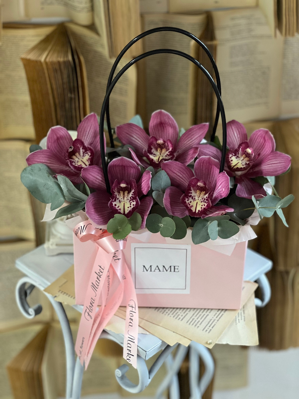 Композиция из орхидеи цимбидиум и эвкалипта в элегантном оформлении