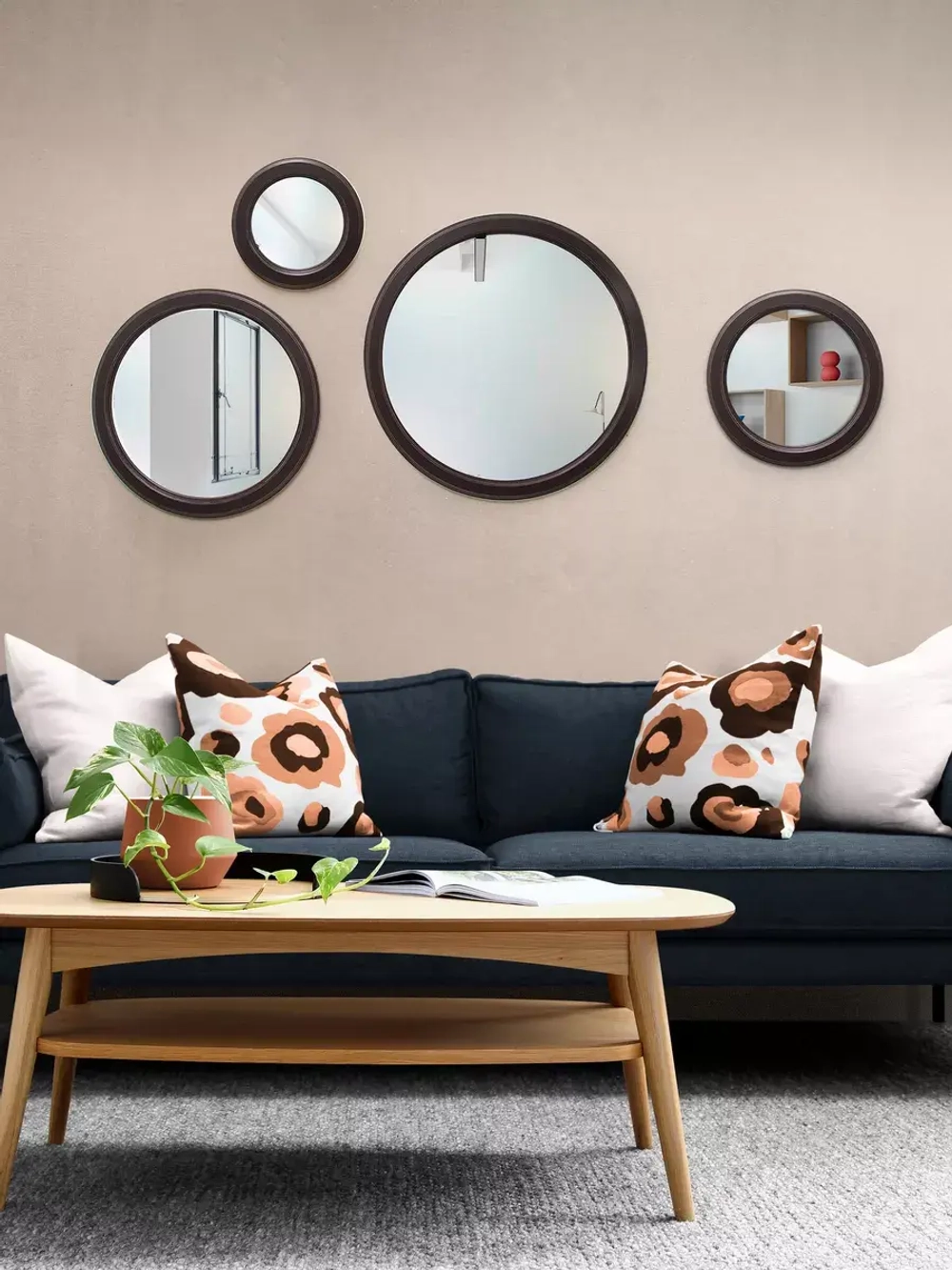 Зеркало настенное для прихожей 57 см