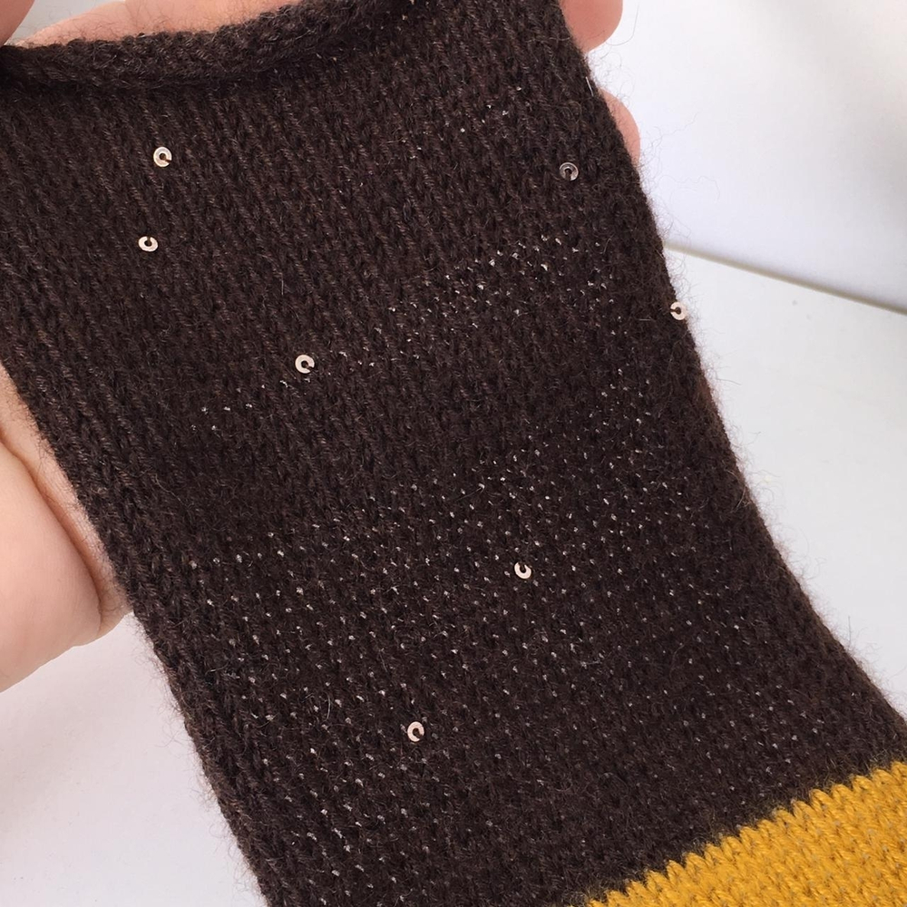 ELISIR - Biella Yarn; 100% кашемир, микропайетки (золото, 2мм); 520м/100гр; цвет: горький шоколад; Есть мал. бобинки 186гр.