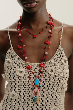 ZARA НАБОР ИЗ 3 ОЖЕРЕЛИЙ-ШНУРКОВ С СЕРДЕЧКАМИ И ШАРМАМИ, КРАСНЫЙ