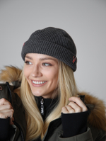 Шапка короткая серая Город Горький олень красный