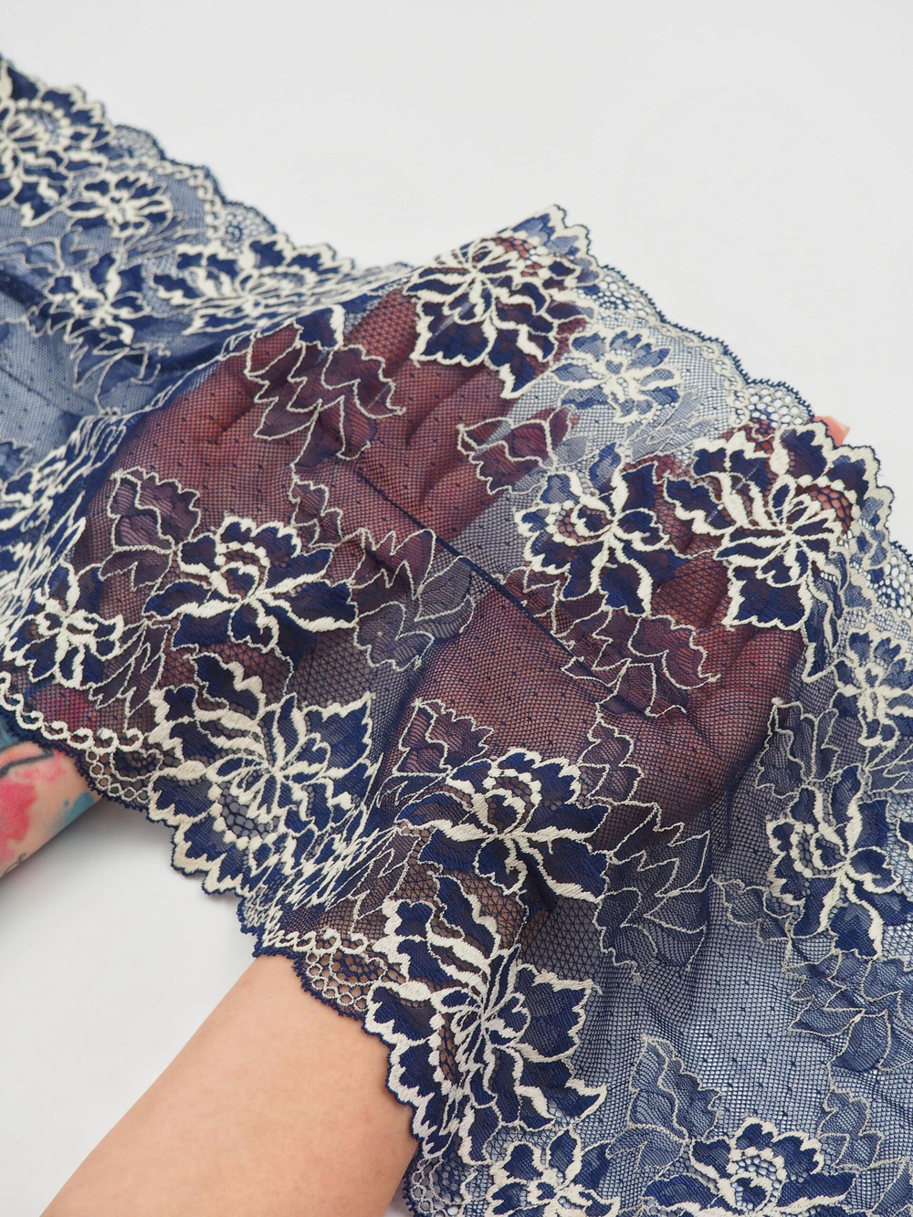 Эластичное кружево темно-синее с экрю ширина 22 см