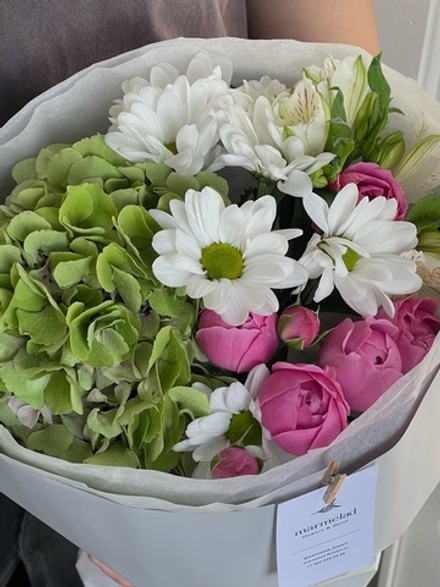 Букет из гортензии, хризантемы, кустовой пионовидной розы и альстромерии