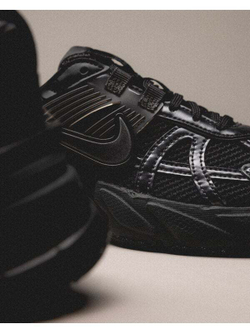 Nike Wmns V2K Run - 42 / Black / Dark Smoke Grey / Anthracite