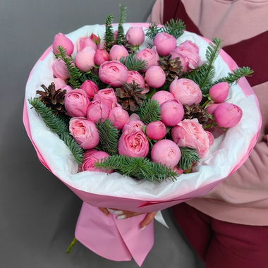 Зимний букет из кустовых пионовидных роз "Силва Пинк"