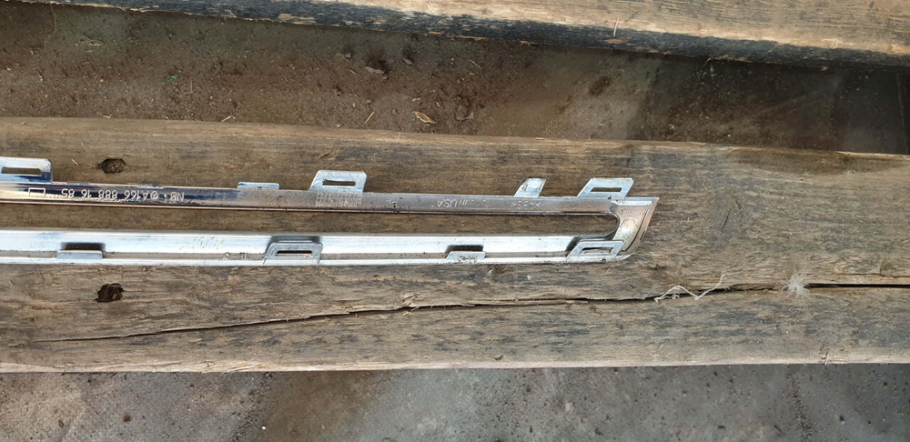 Молдинг решетки радиатора Mercedes GLE (W166) 15-18 Б/У Оригинал A1668881685