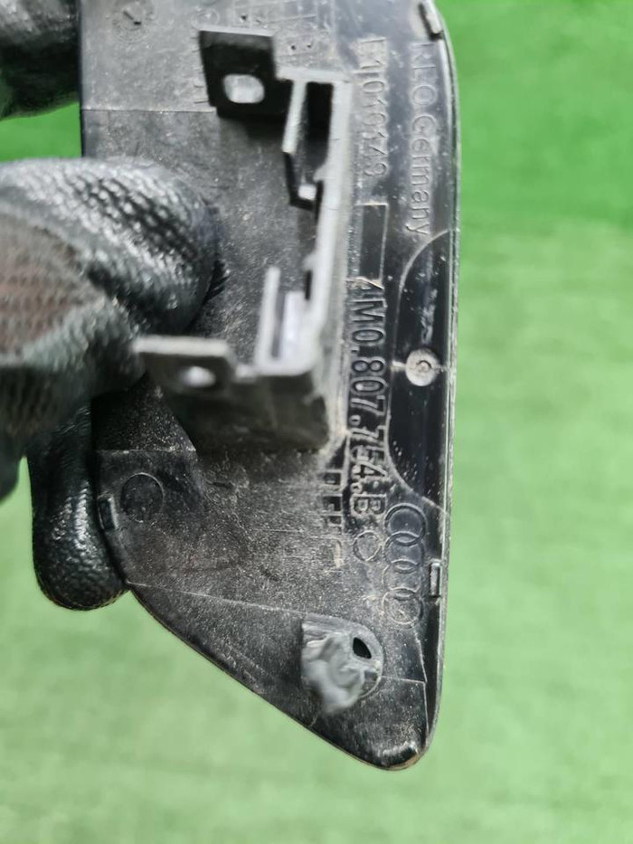 Крышка форсунки правая Audi Q7 2 (2015-2019)