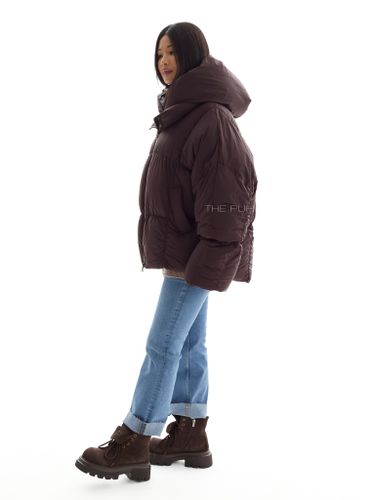 Объемный шоколадный пуховик со съемной манишкой-капюшоном