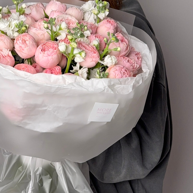 Дуобукет из кустовых пионовидных роз и маттиолы