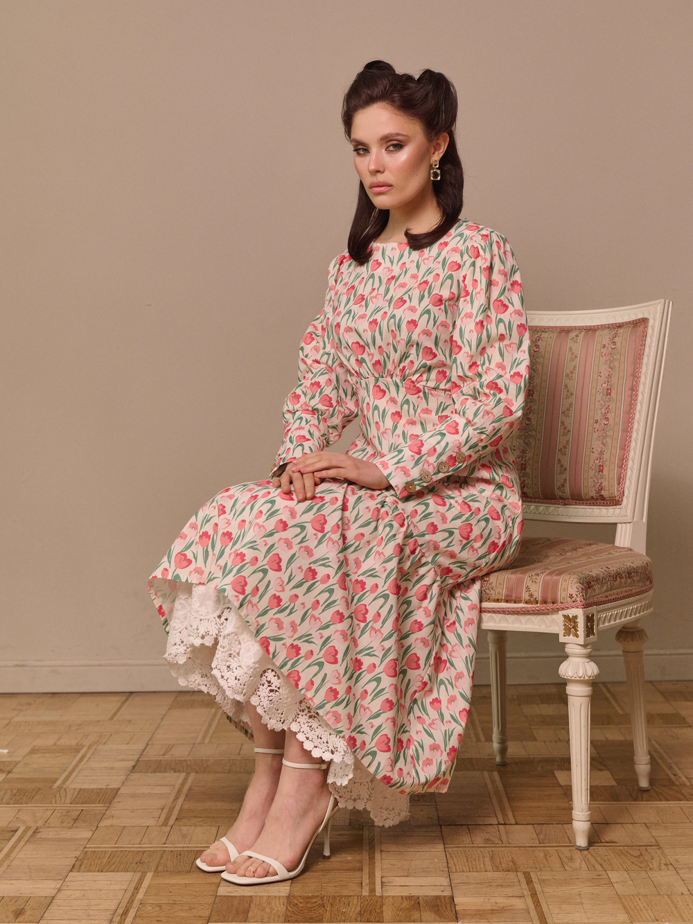 Платье с широкими манжетами