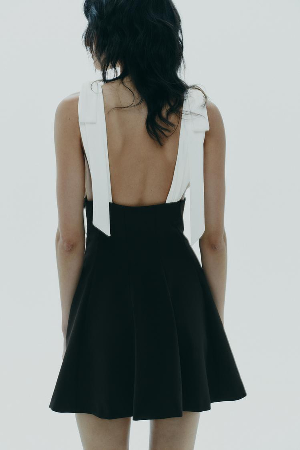 ZARA КОРОТКОЕ ПЛАТЬЕ С V-ОБРАЗНЫМ ВЫРЕЗОМ, ЧЕРНЫЙ