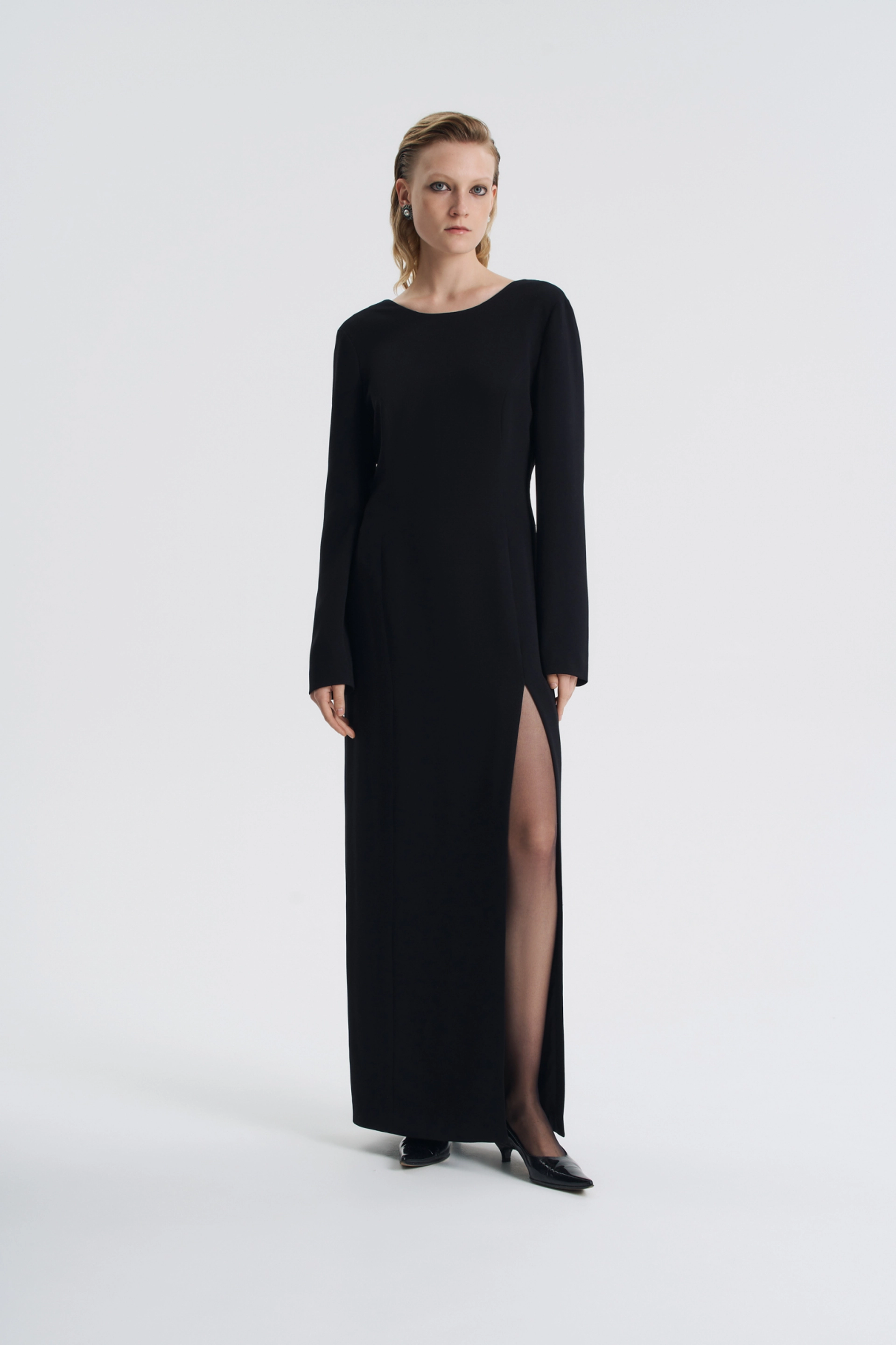 Платье в пол с вырезом на спине