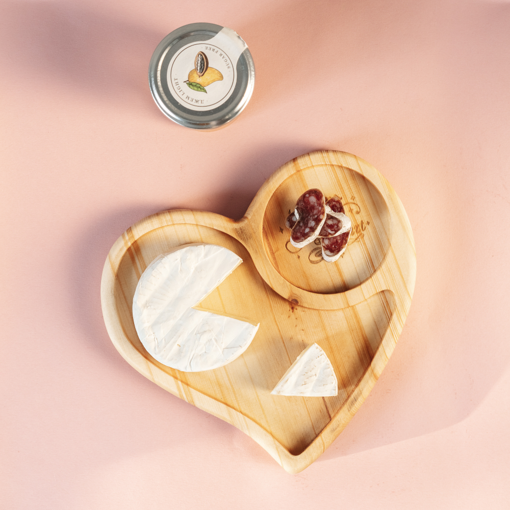 Деревянная менажница из кедра для подачи блюд и закусок с гравировкой "Listen to your heart"