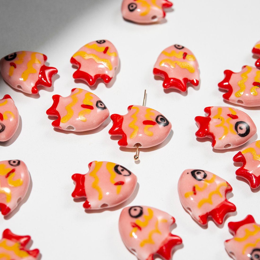 Бусина в форме рыбы, 20,3*17мм, красно-розовая, глазурированный фарфор