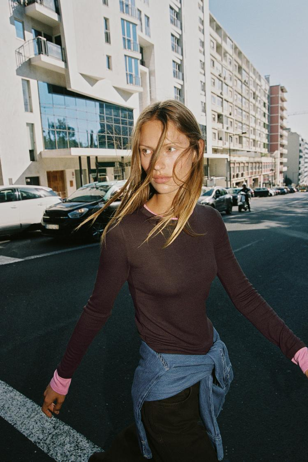 ZARA ФУТБОЛКА С ДВОЙНЫМ КОНТРАСТОМ, КОРИЧНЕВЫЙ