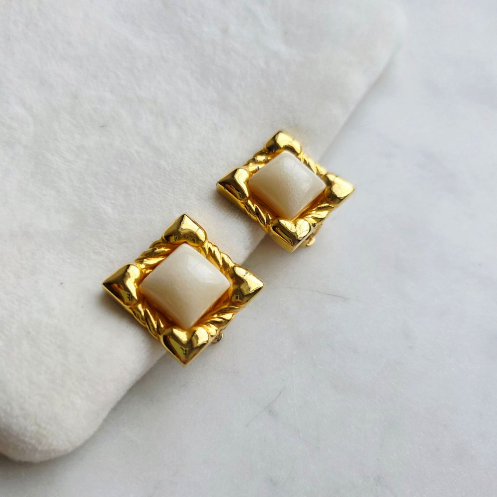 Клипсы Escada с молочной серединкой