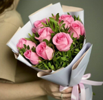 Цветы живые букет из 9 розовых роз с зеленью в упаковке лентой Flor2u