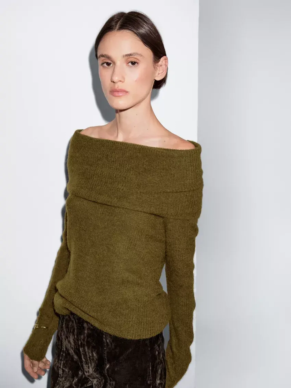 Massimo Dutti Свитер из трикотажа с открытыми плечами, зеленый