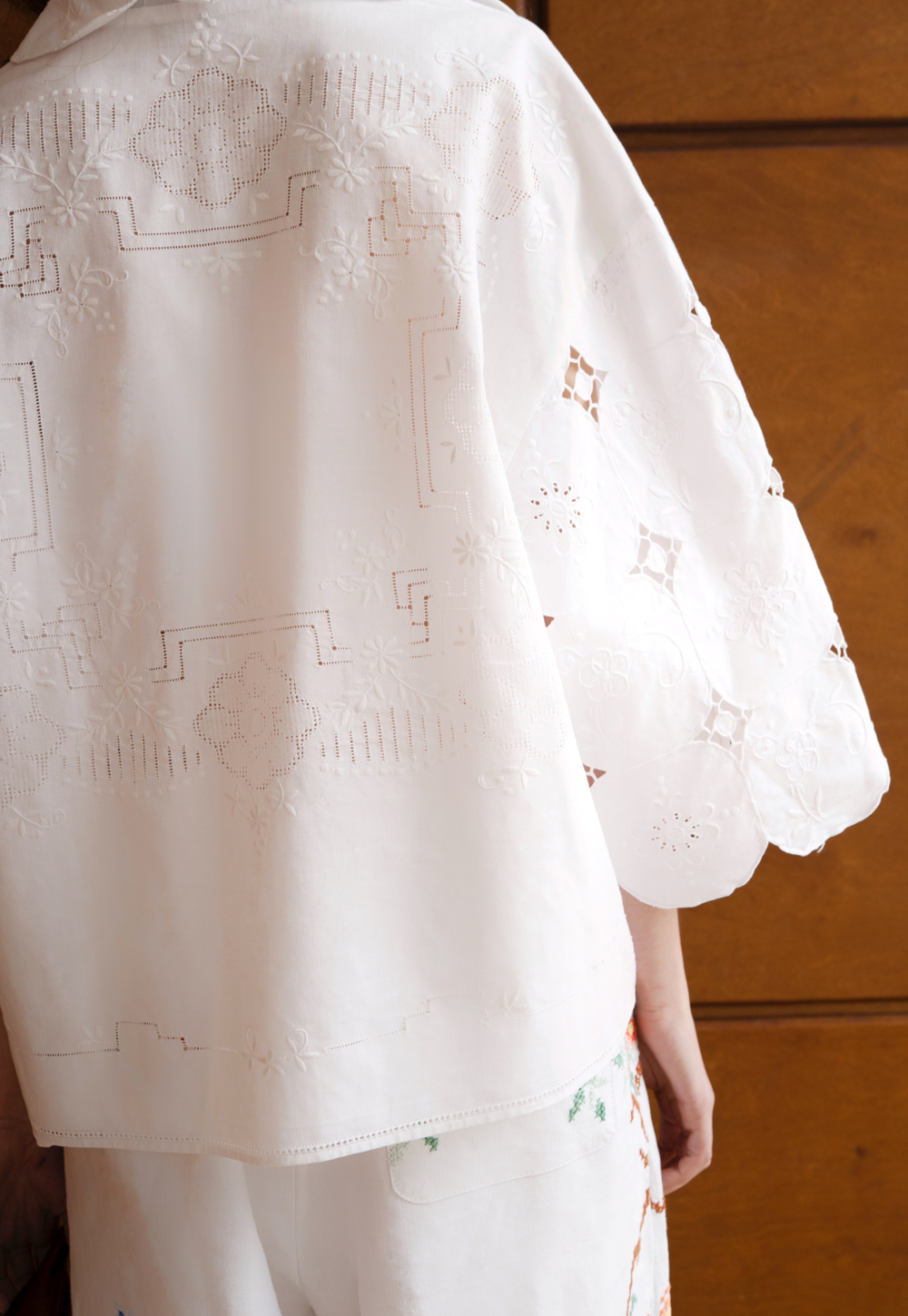 Укороченная рубашка с вышивкой