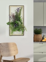 Искусственные цветы в багетной раме для декора