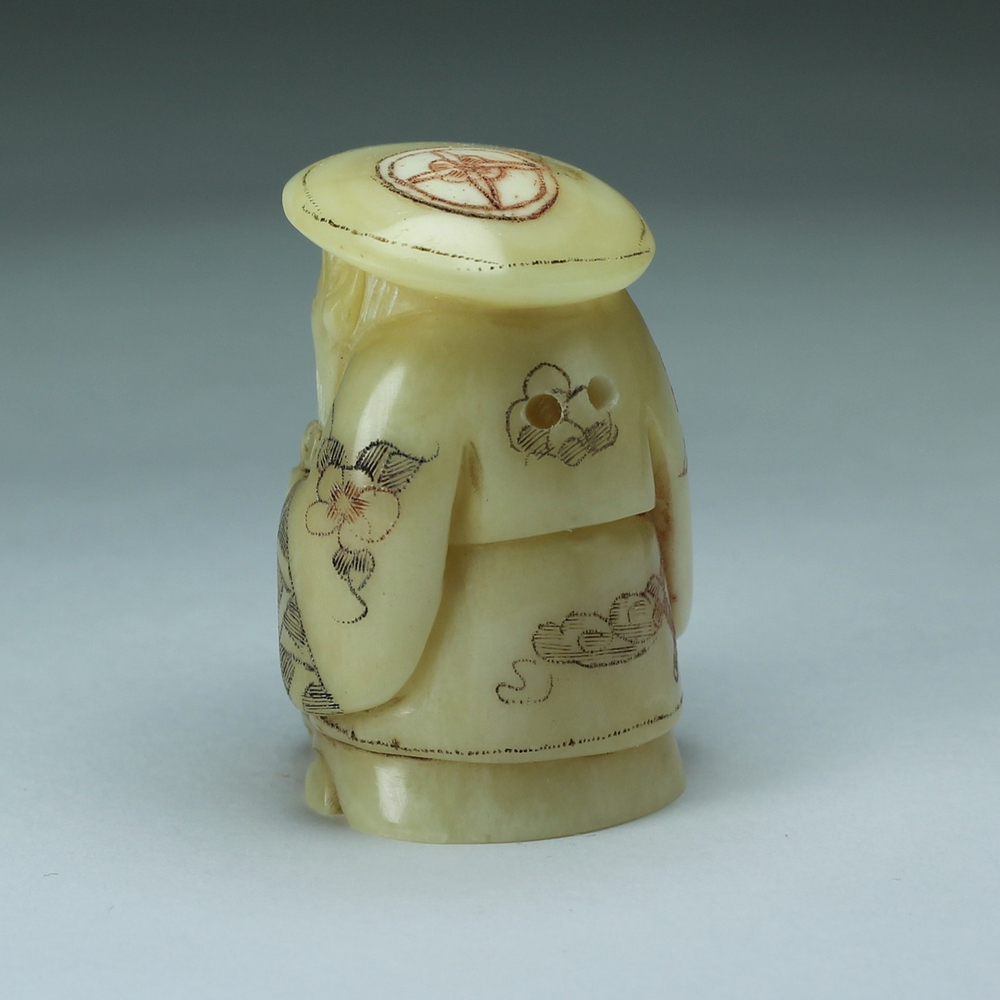 Нэцкэ Дзюродзин в круглой шапке и с корзиной рыбы