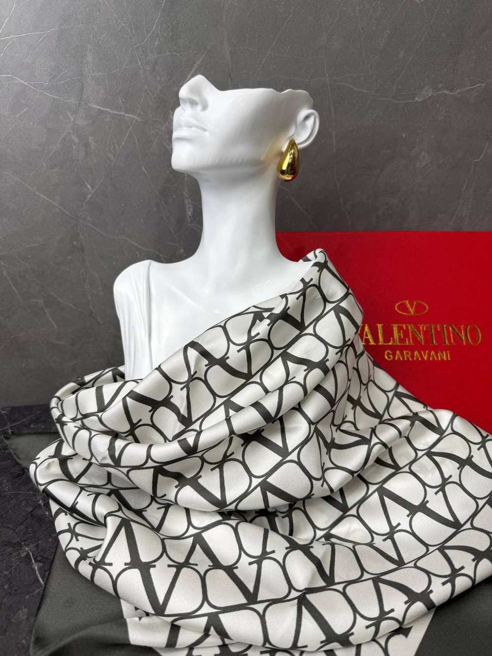 Платок Valentino