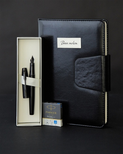 Подарочный набор с гравировкой: Ежедневник недатированный и перьевая ручка Parker IM Achromatic Matte Black (че