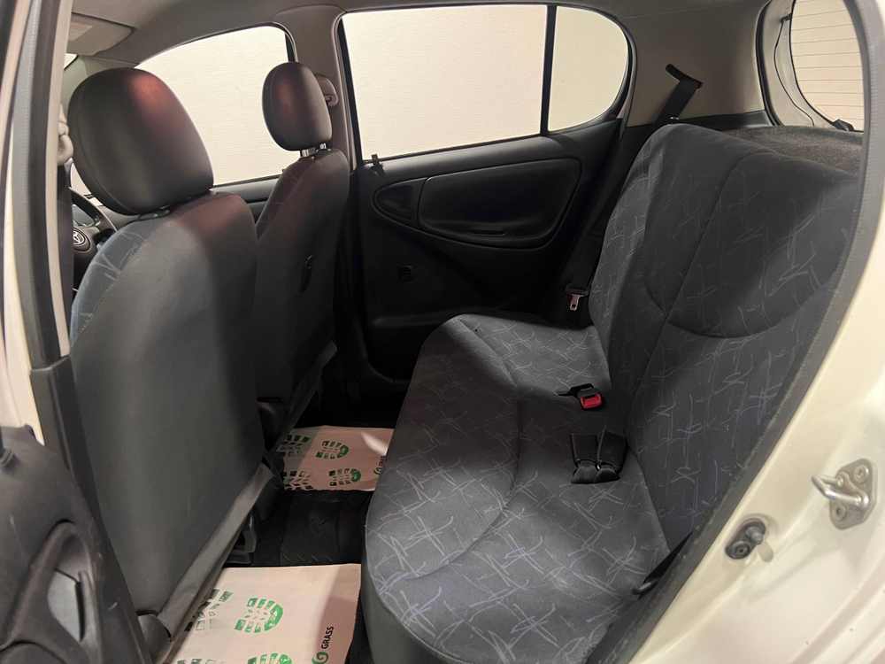 Toyota Vitz, 2004 год