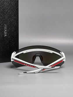 Солнцезащитные очки Prada